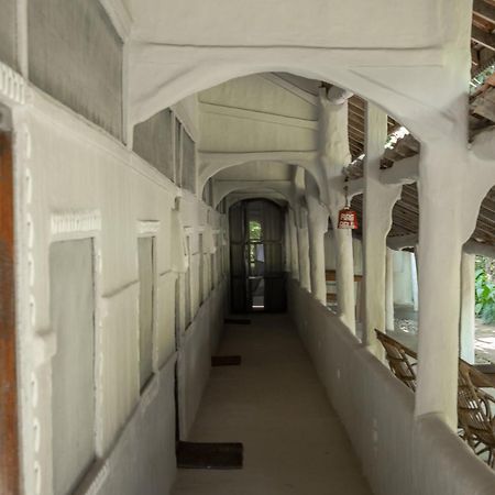 Tiger Tops Tharu Lodge Chitwan Esterno foto