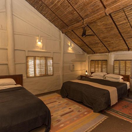Tiger Tops Tharu Lodge Chitwan Esterno foto
