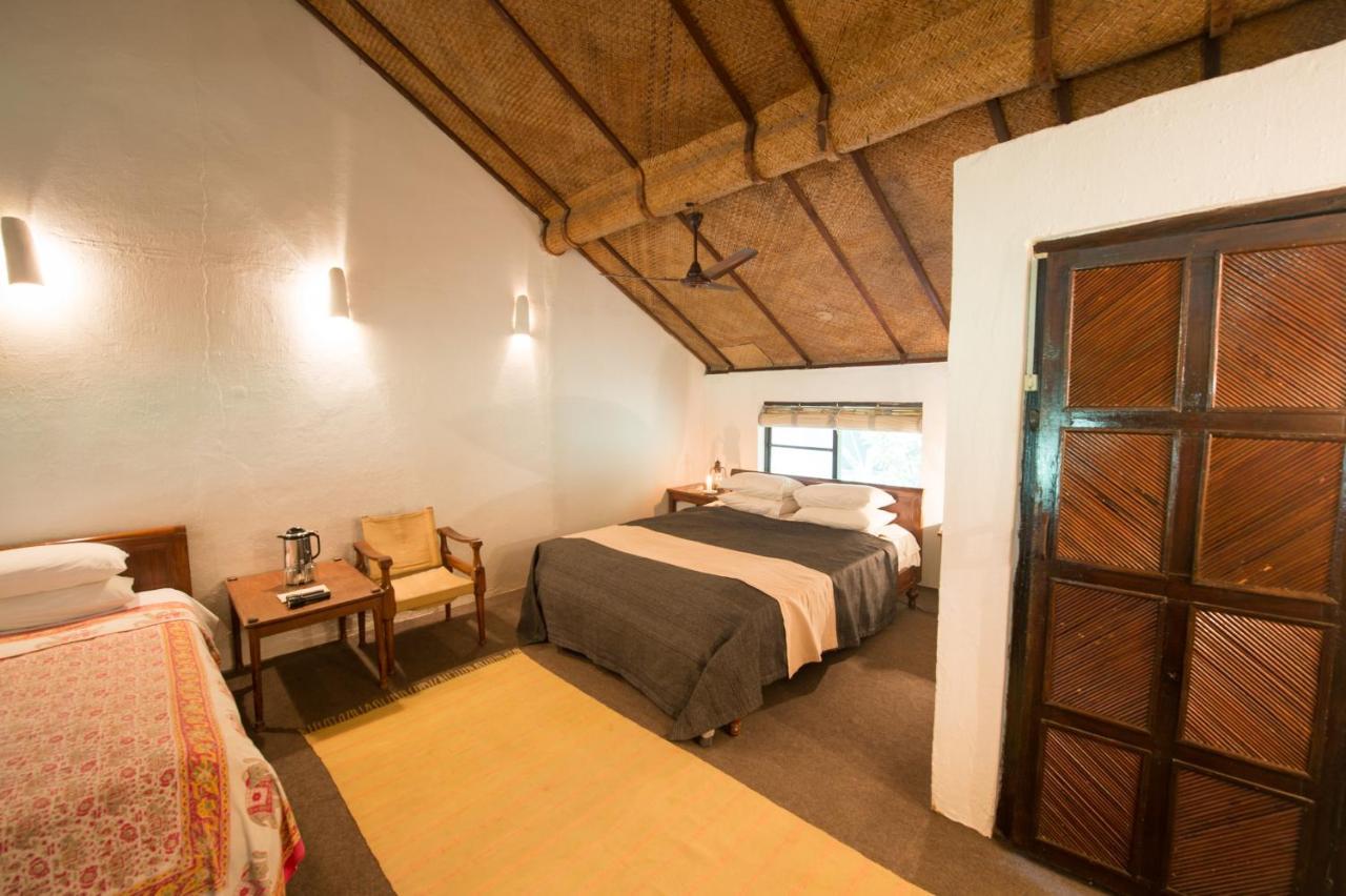 Tiger Tops Tharu Lodge Chitwan Esterno foto