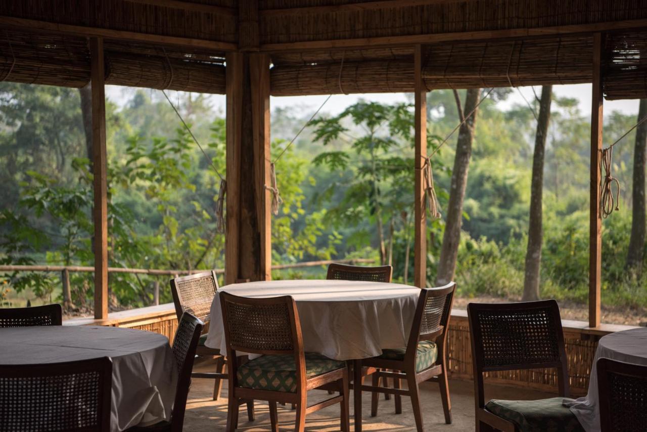 Tiger Tops Tharu Lodge Chitwan Esterno foto