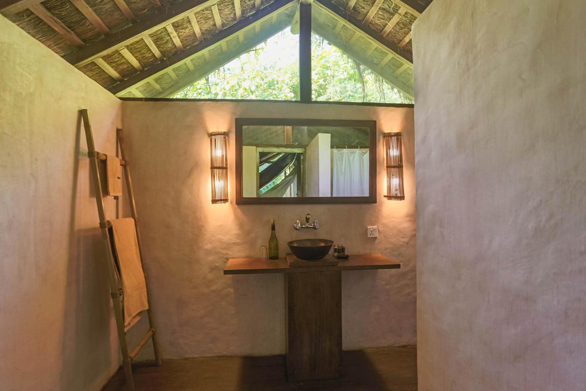 Tiger Tops Tharu Lodge Chitwan Esterno foto
