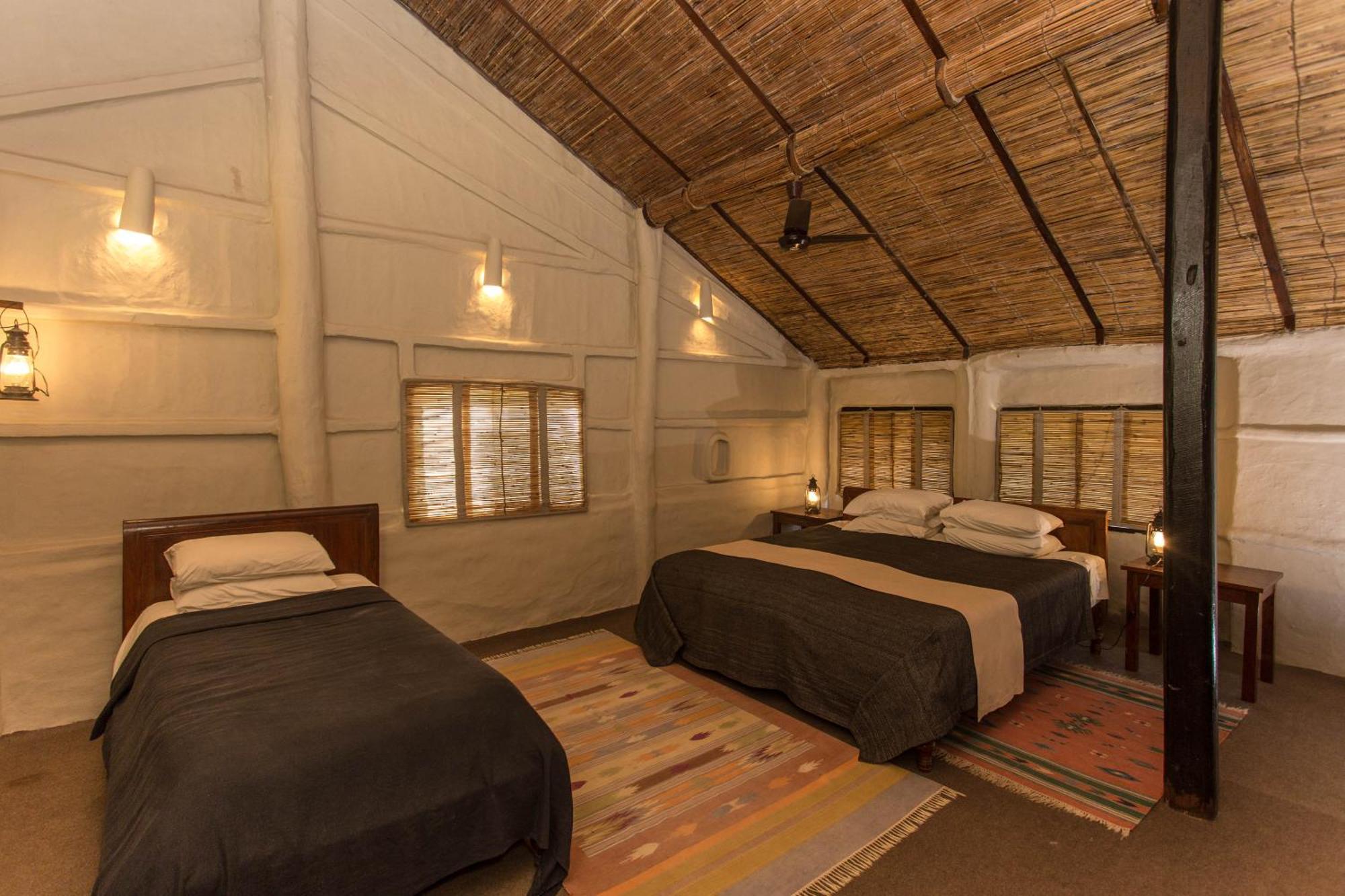 Tiger Tops Tharu Lodge Chitwan Esterno foto