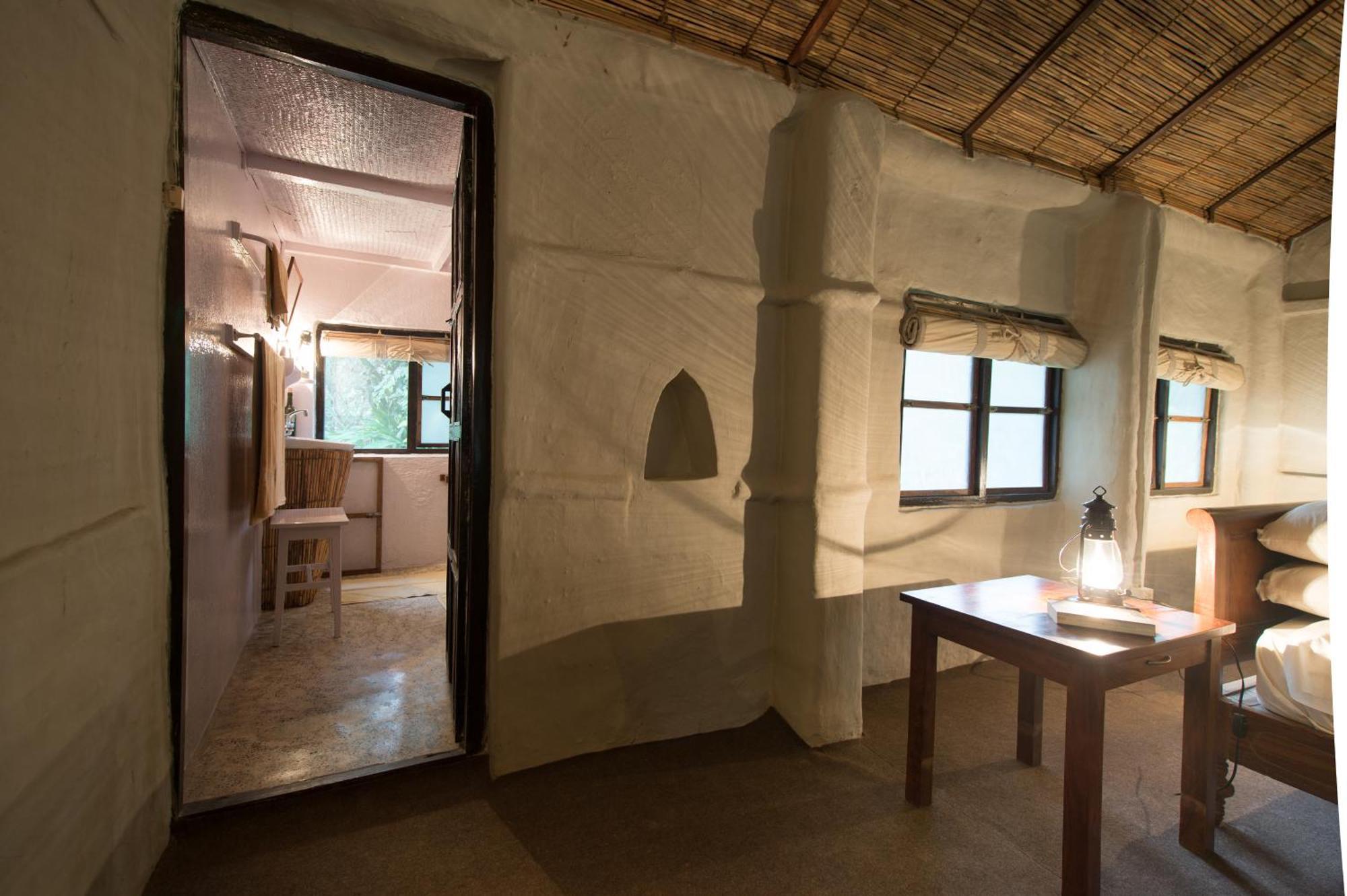 Tiger Tops Tharu Lodge Chitwan Esterno foto