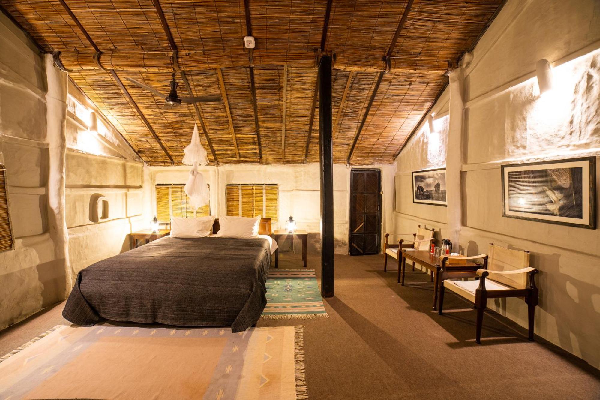 Tiger Tops Tharu Lodge Chitwan Esterno foto