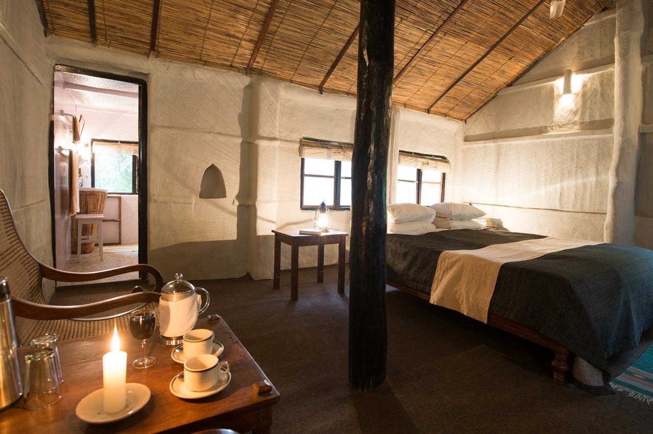 Tiger Tops Tharu Lodge Chitwan Esterno foto
