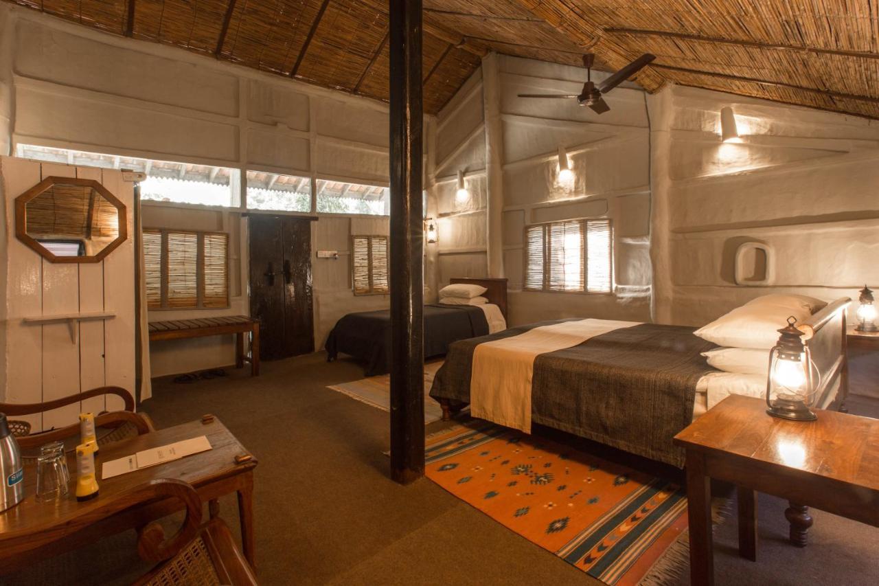 Tiger Tops Tharu Lodge Chitwan Esterno foto