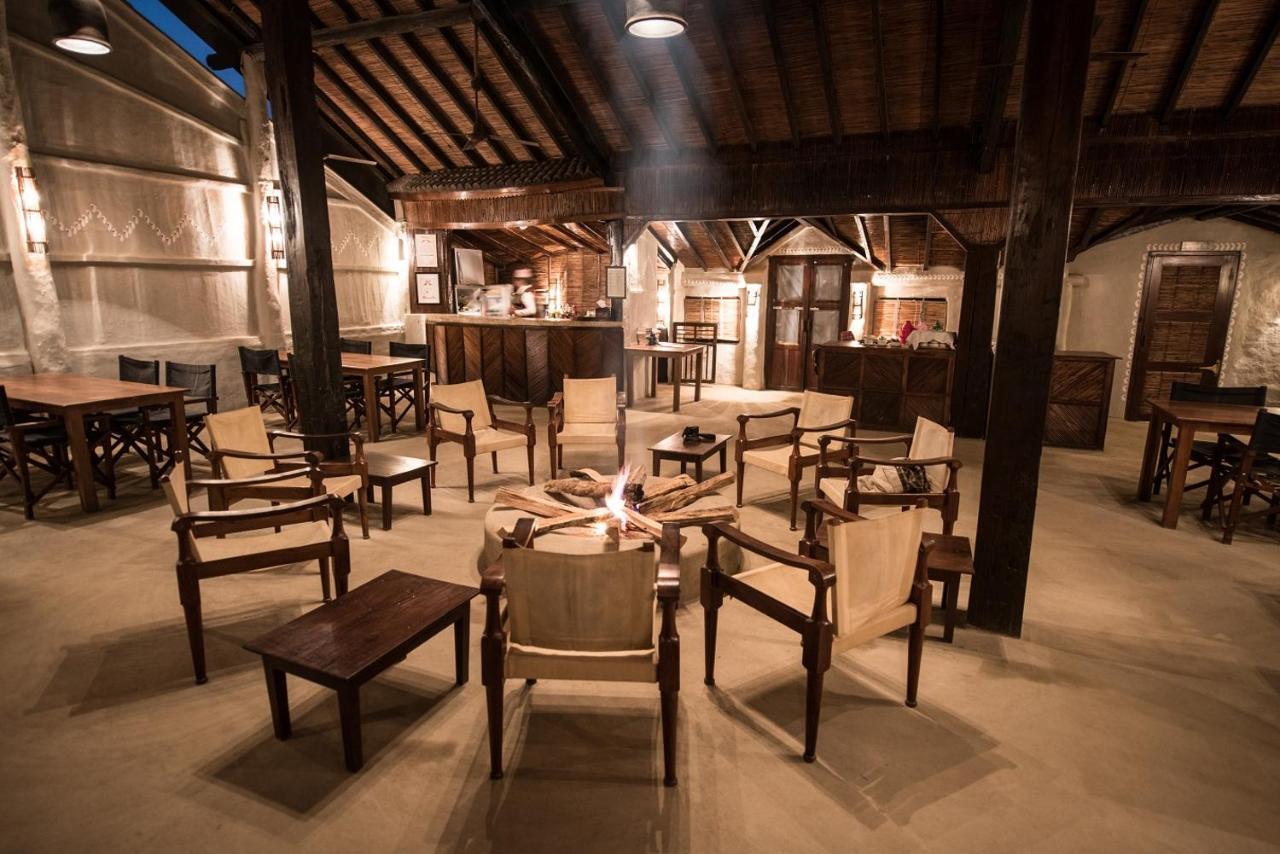Tiger Tops Tharu Lodge Chitwan Esterno foto