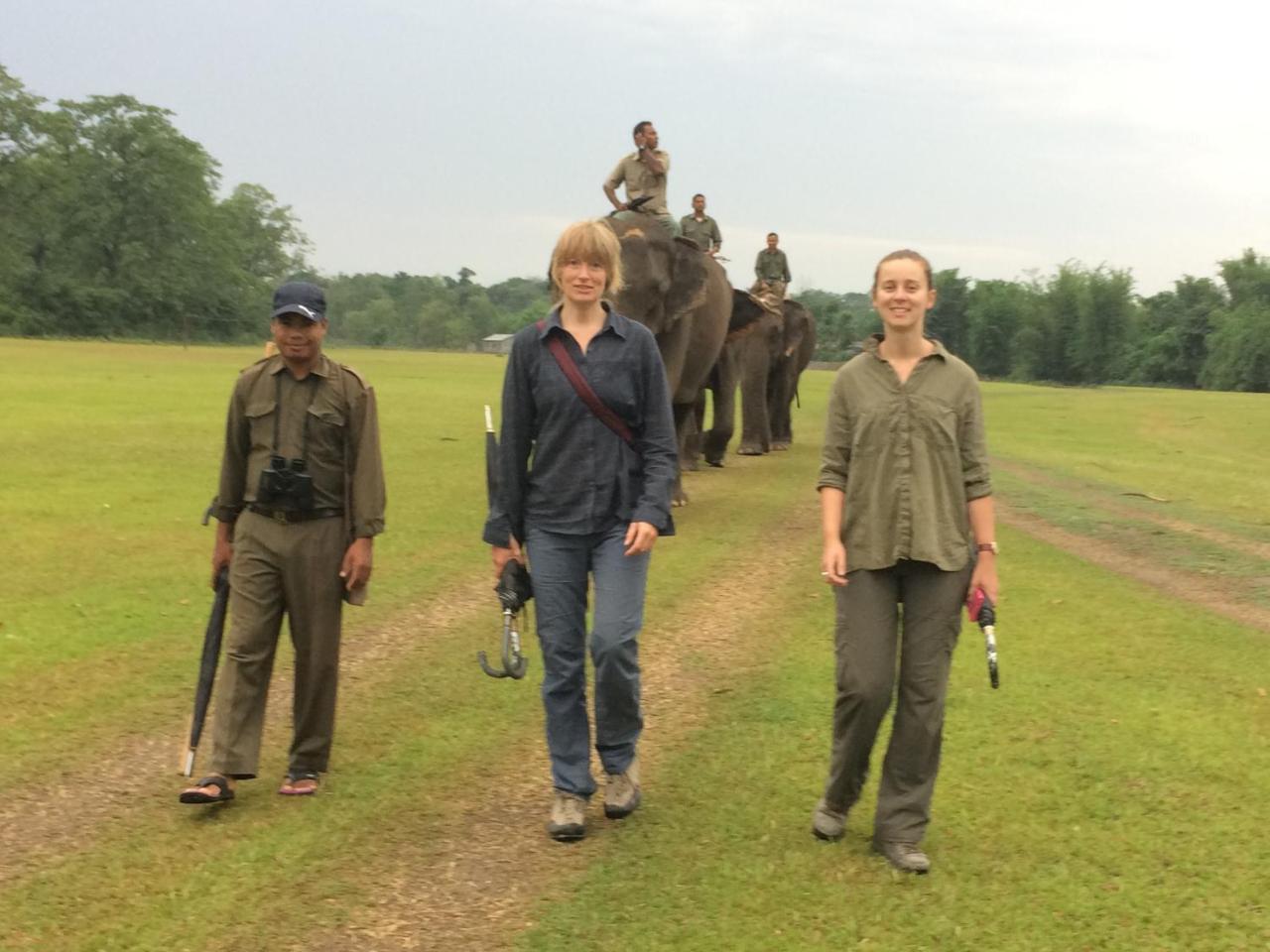 Tiger Tops Tharu Lodge Chitwan Esterno foto