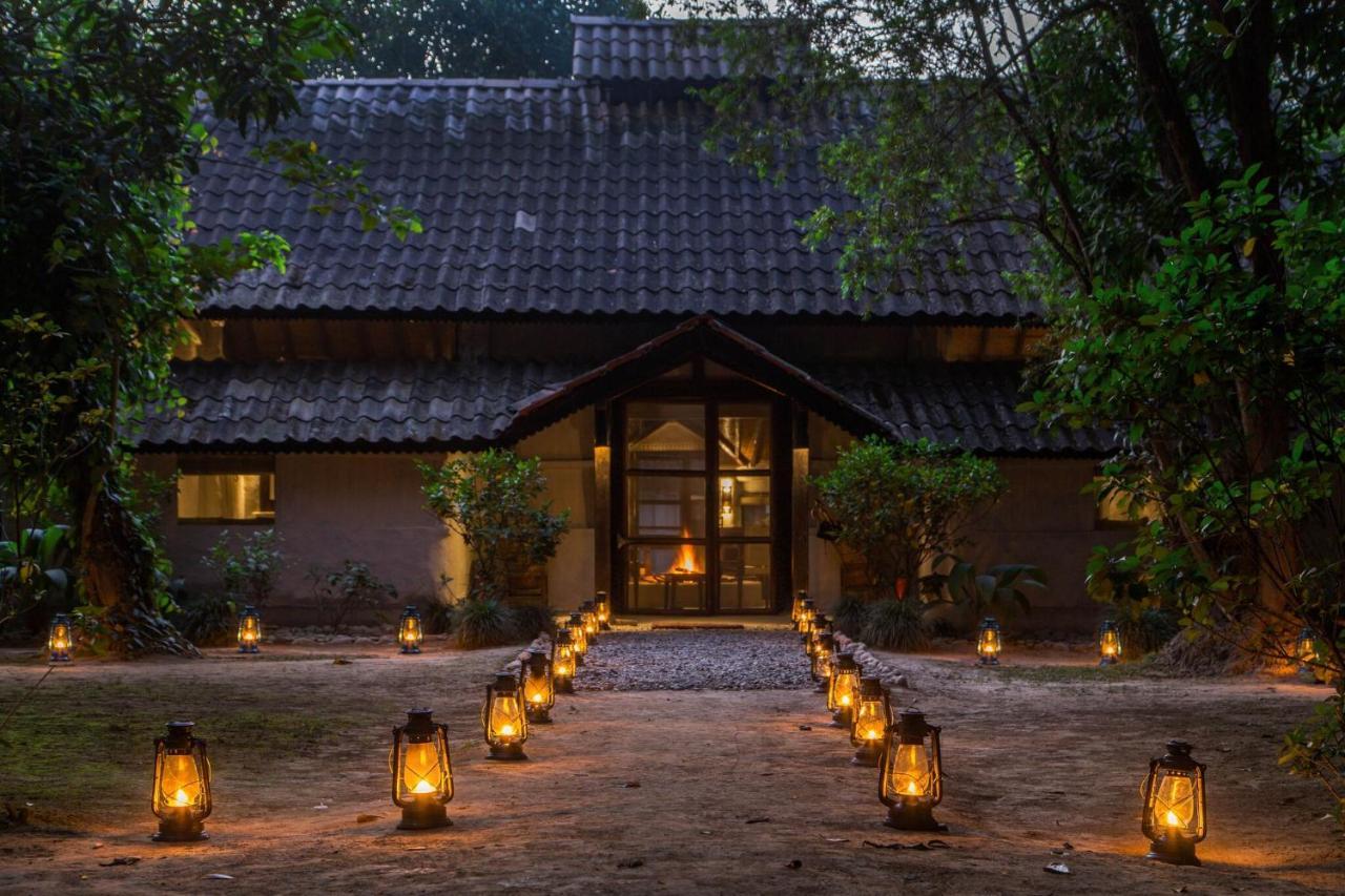 Tiger Tops Tharu Lodge Chitwan Esterno foto