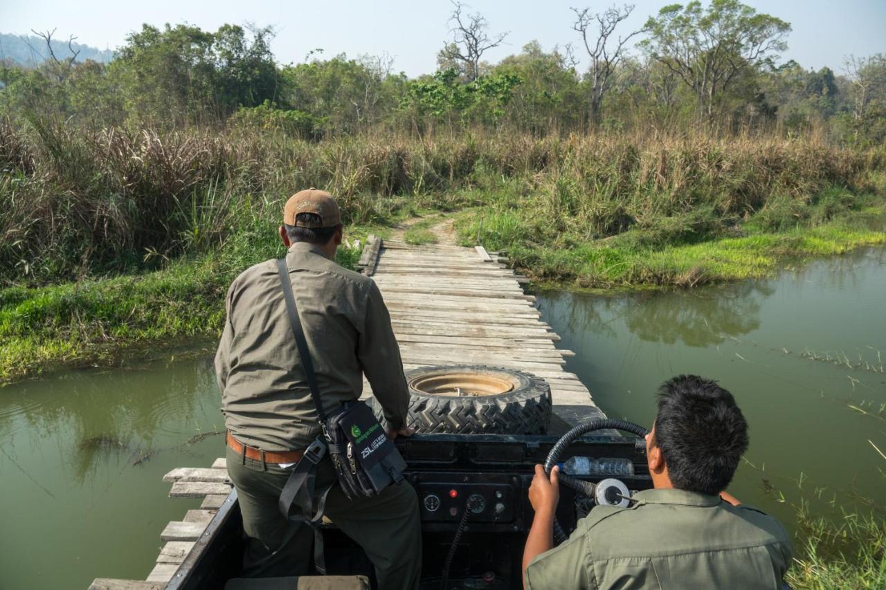 Tiger Tops Tharu Lodge Chitwan Esterno foto