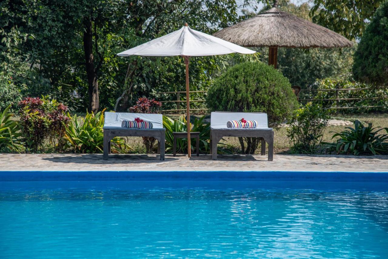 Tiger Tops Tharu Lodge Chitwan Esterno foto